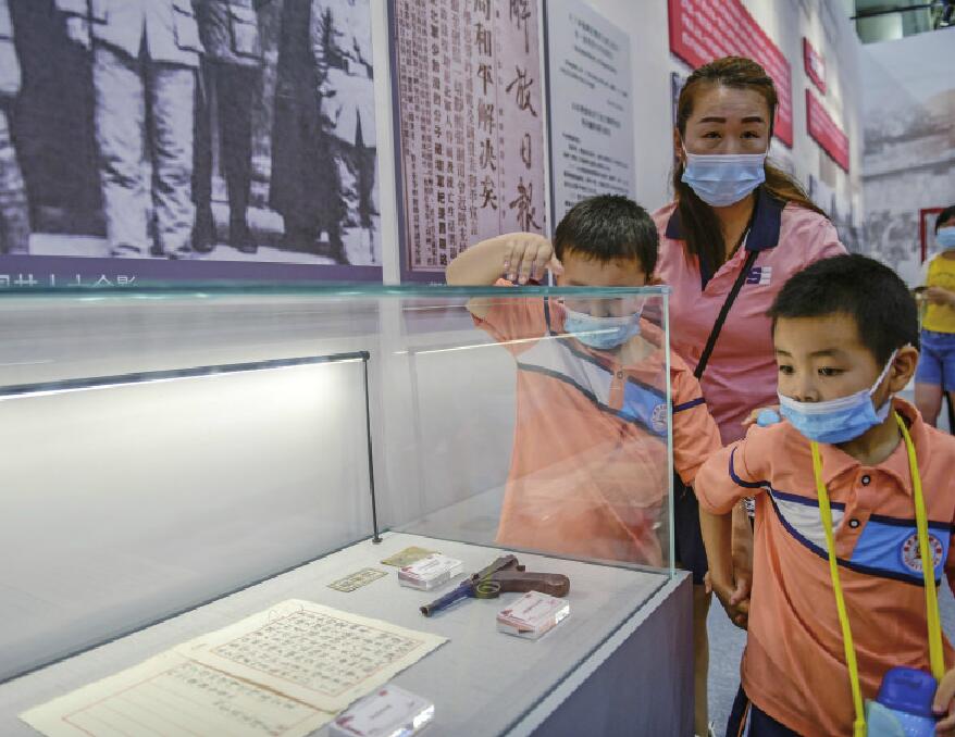 “百年风华 初心如炬——济南市庆祝中国共产党成立100周年主题展览”火热进行 主题展现场，学生的“校外党史课堂”